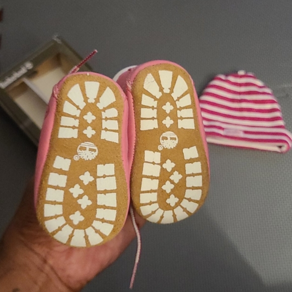 Toddler Pink Timberlands with hat - Picture 3 of 4
